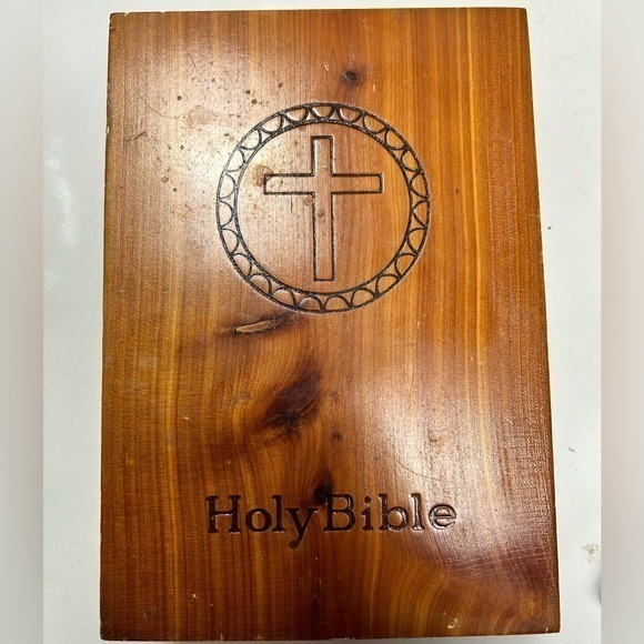 Holy Bible Catholic Light of the World Edition Holy Bible Illustrated (1976)‎